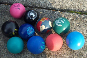 Photo of ten minigolf balls of different colours.