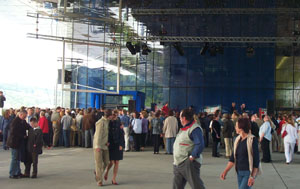 Photo of crowds outside the entrance of the Lentos art museum.